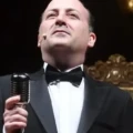 Ünlü komedyen Tolga Çevik bel fıtığı nedeniyle sahne performanslarını erteledi