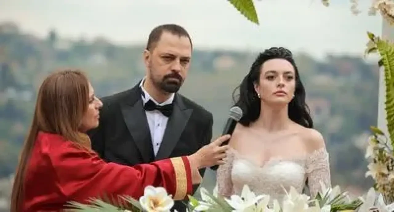 Ünlü Oyuncuların Dizilerde Göz Kamaştıran Gelinlik Stilleri! 5
