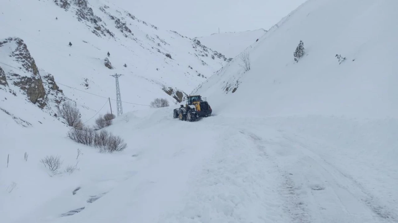 Karadeniz'de 824 yerleşim yolu kapandı