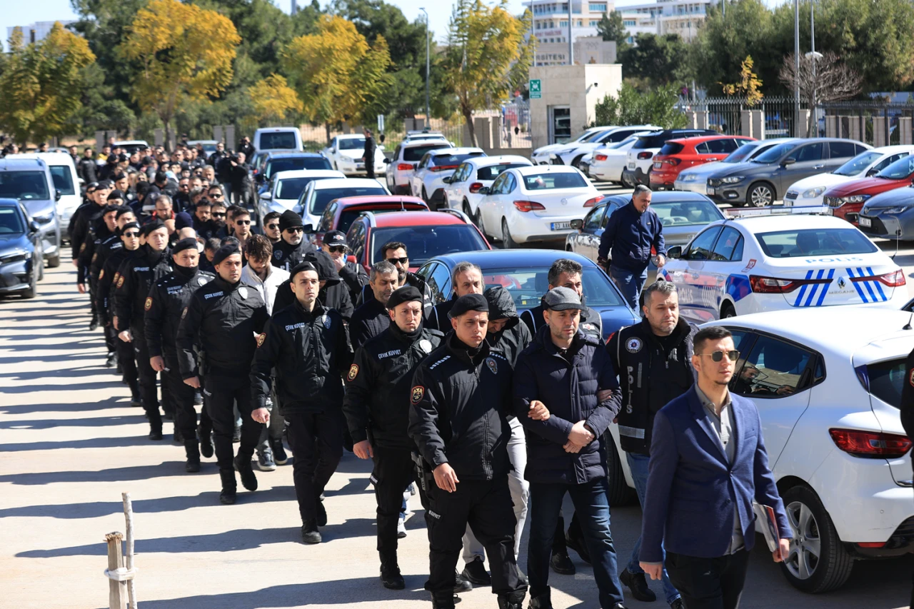 FETÖ operasyonunda 31 ilde 353 kişi gözaltına alındı, 77'si Antalya Adliyesi'ne sevk edildi.