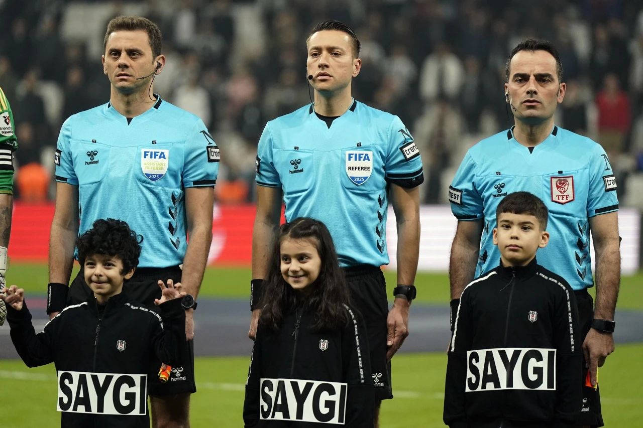 Beşiktaş Taraftarları, Gaziantep FK Maçında Hakeme Tepkili!