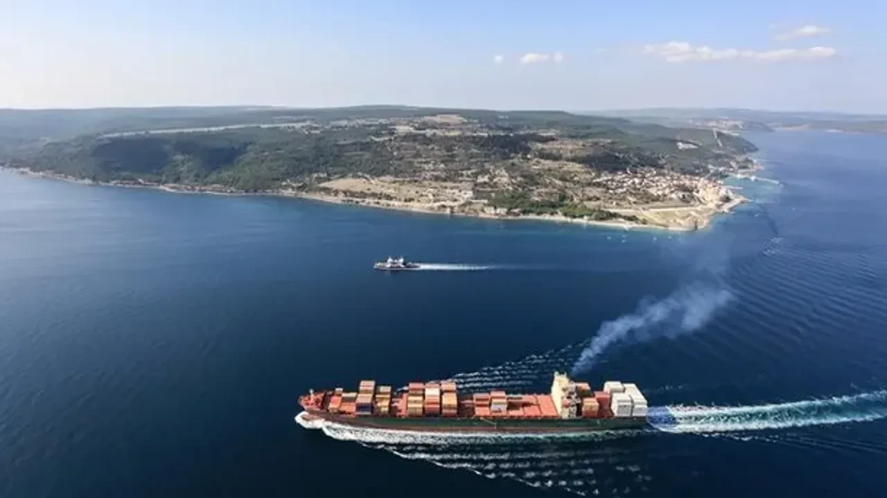 Çanakkale Boğazı'nda gemi trafiği yeniden başladı