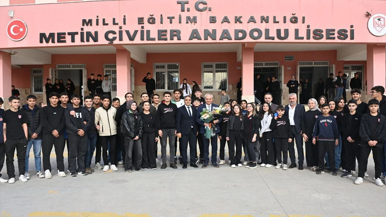 Kepez Belediye Başkanı, Nevzat Saygan - Levent Saygan Anadolu Lisesi'nde öğretmenler ve öğrencilerle buluştu