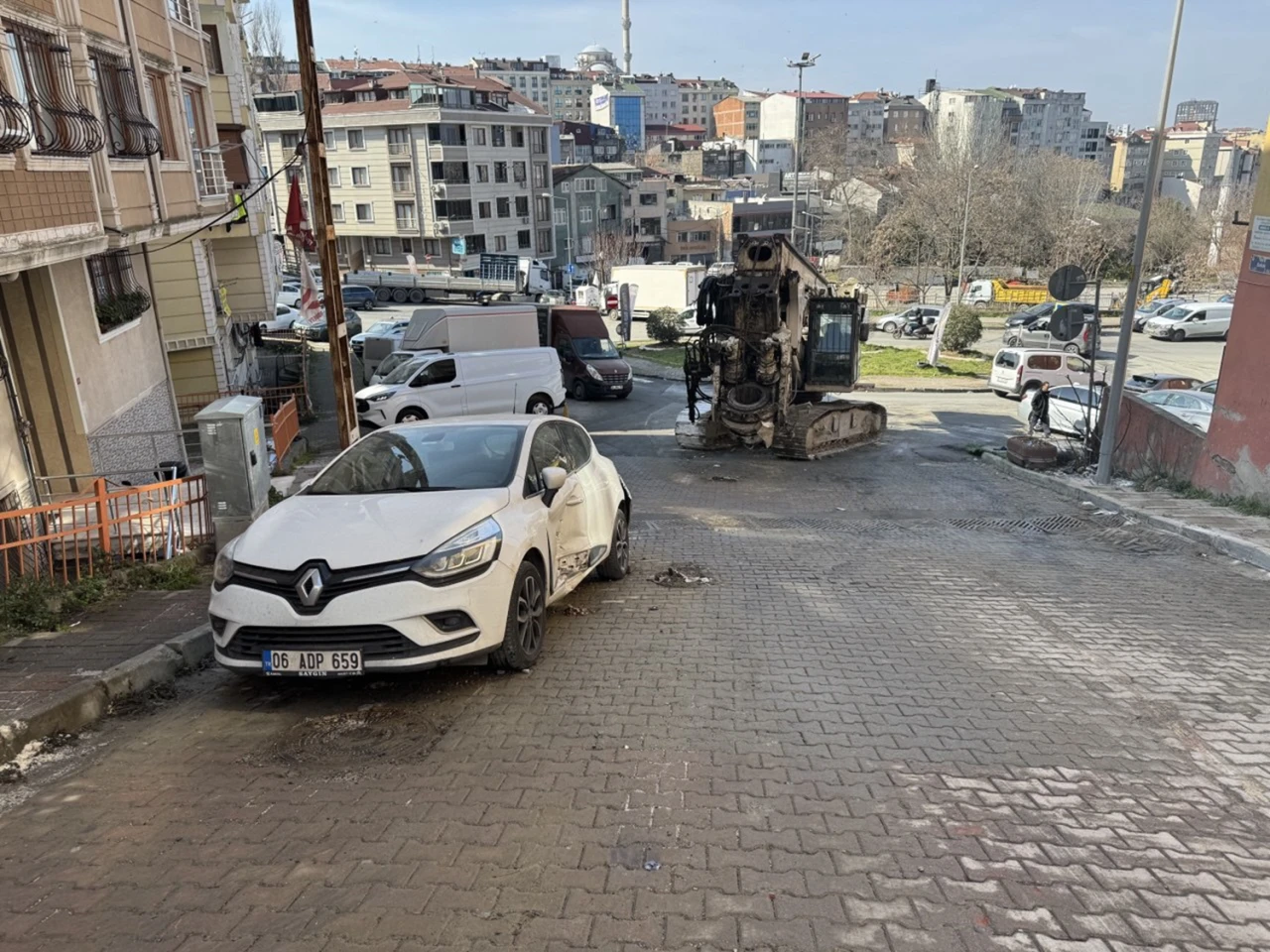 Kontrolden çıkan iş makinesi dehşet saçtı