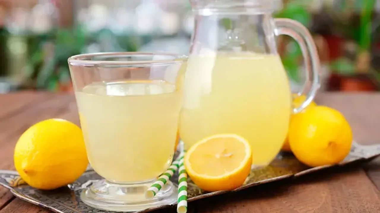 Aç Karnına Tüketilen Ilık Limon Suyunun Şaşırtıcı 7 Faydası Ortaya Çıktı!
