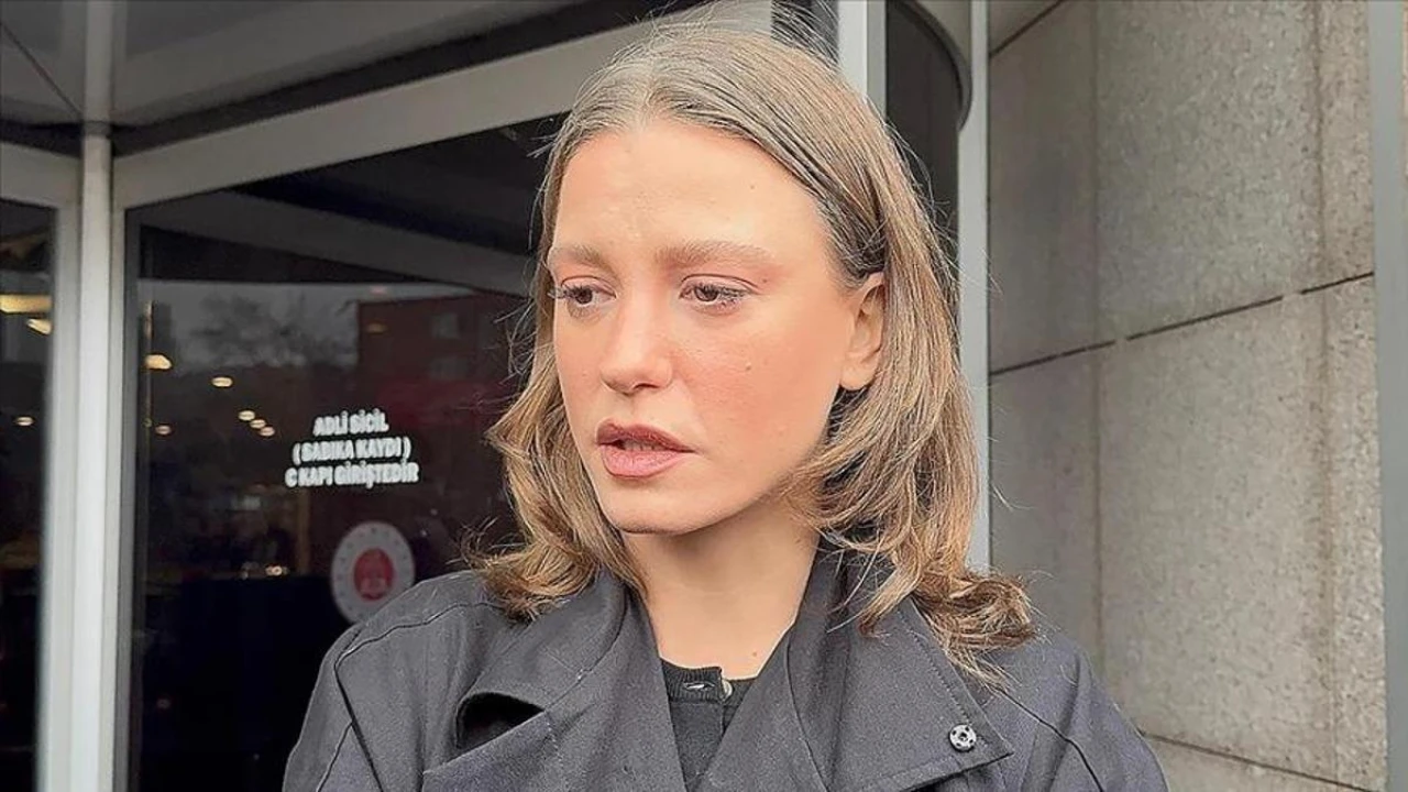 Serenay Sarıkaya'nın keyifsiz hali objektiflere yansıdı