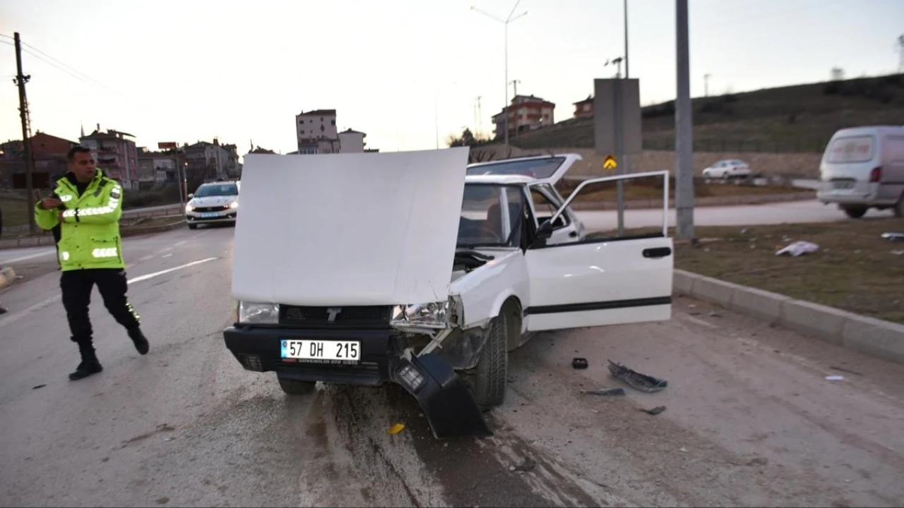Sinop'ta iki otomobil çarpıştı: 3 yaralı