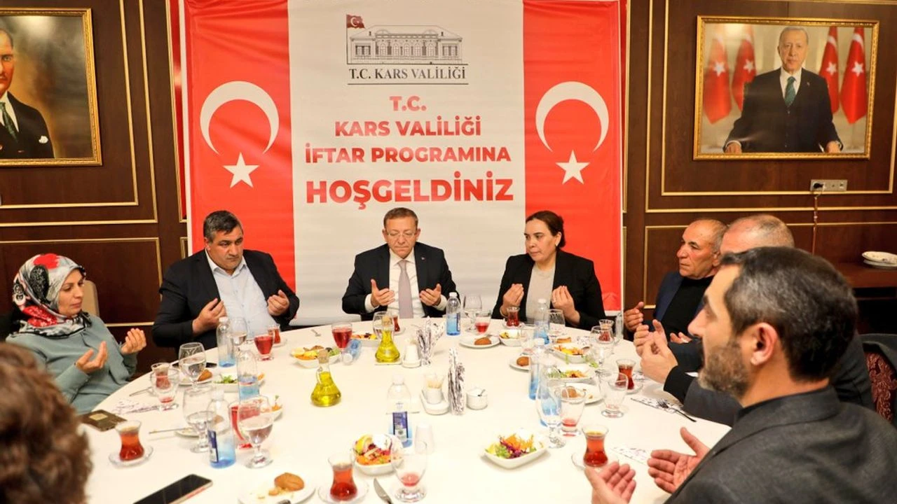 Vali Ziya Polat, muhtarlar ve kurum müdürleriyle iftar sofrasında buluştu