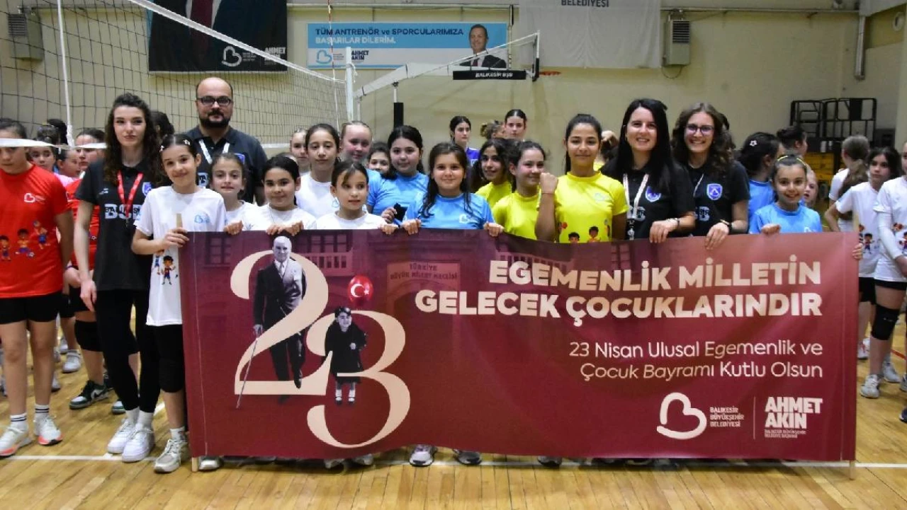 23 Nisan Mini Voleybol Şenliği yüzlerce sporcuyu buluşturdu
