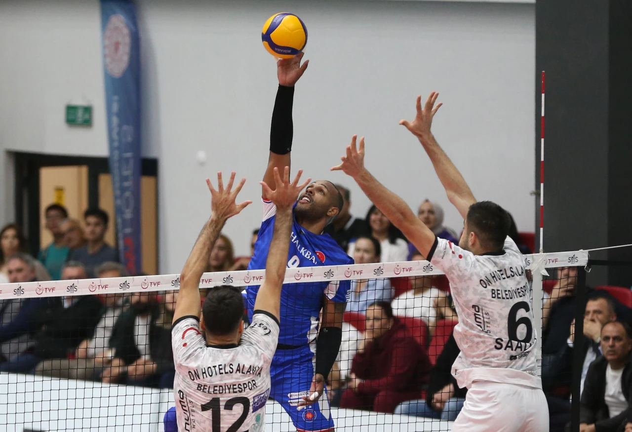 Alanya Belediyespor set vermeden kazandı