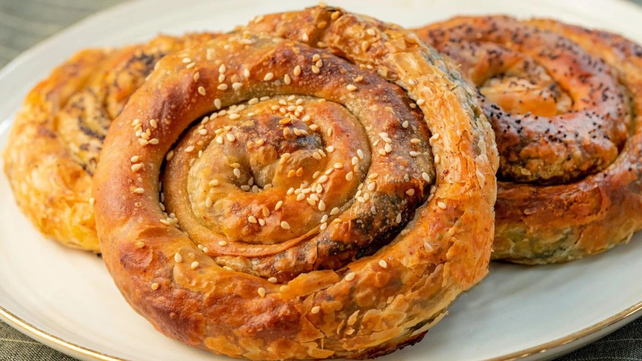 Yumuşacık Anne Eli Dokunuşuyla: Oklavasız Kıymalı Börek Tarifi Başarı Garantili!