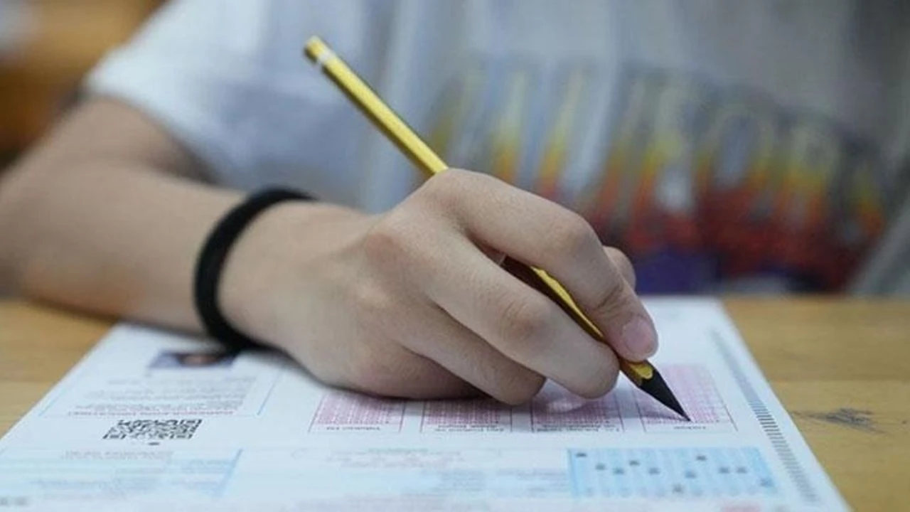 AÖF Sınav Giriş Yerleri ve Belgeleri Açıklandı! || Anadolu Üniversitesi AÖF öğrencileri için merakla beklenen sınav giriş yerleri ve belgeleri yayımlandı. Sınav dokümanları nereden ve nasıl görüntülenir? Detaylar için 2025 Bahar Dönemi vize sınav tarihlerine göz atın.