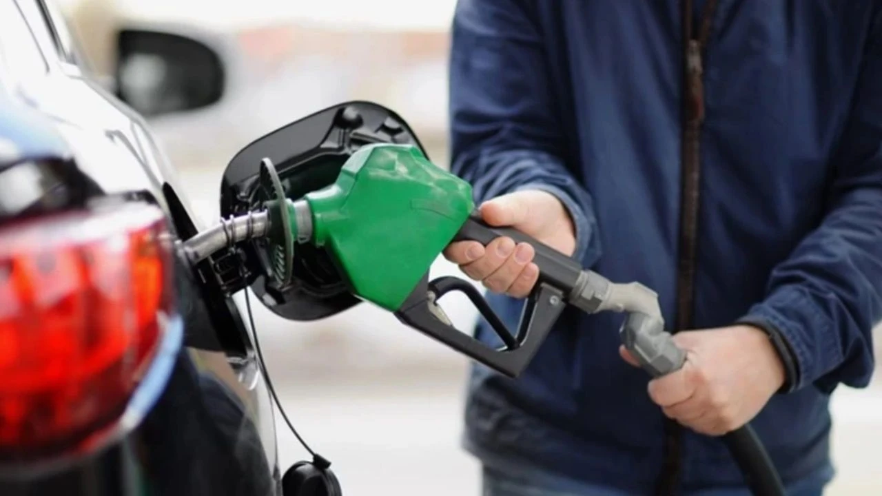 Benzin Fiyatlarındaki İndirimler Devam Ediyor: Son 2 Günde Toplam 3,59 TL'lik Düşüş!