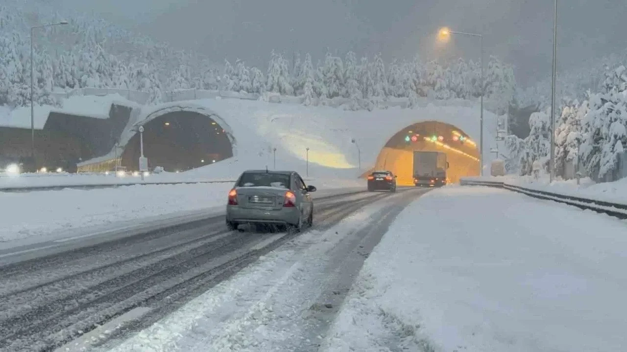 Bolu Dağı'nda Kar Yağışı: Karayolları Ekipleri Müdahale Ediyor, Sürücülere Uyarılar!