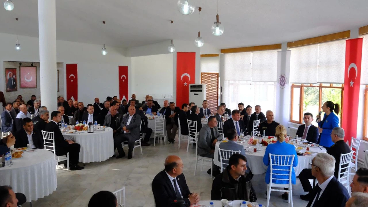 Burdur Valisi Bilgihan, muhtarlarla buluştu