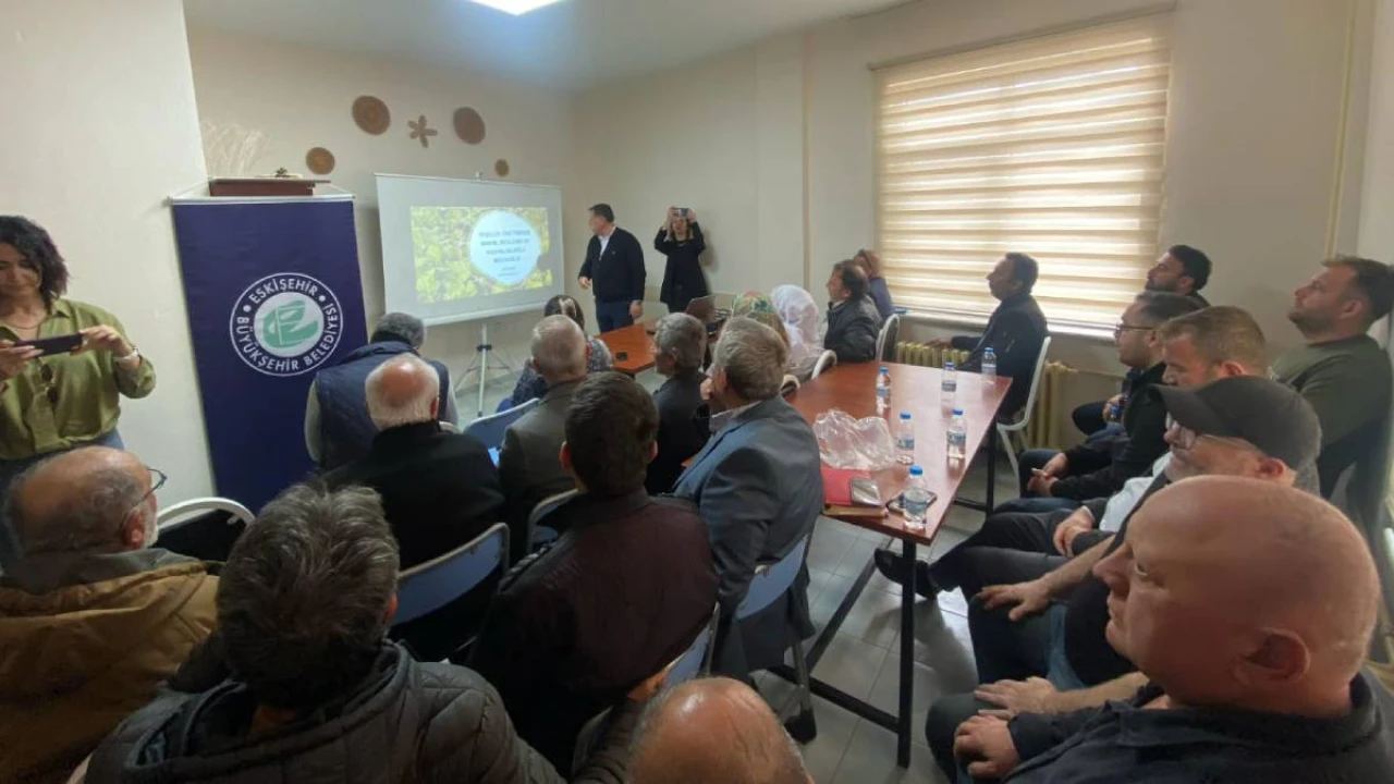 Büyükşehir Belediyesi, çiftçilerle gerçekleştirdiği "Çiftçi Söyleşileri" etkinliklerine hız kesmeden devam ediyor.