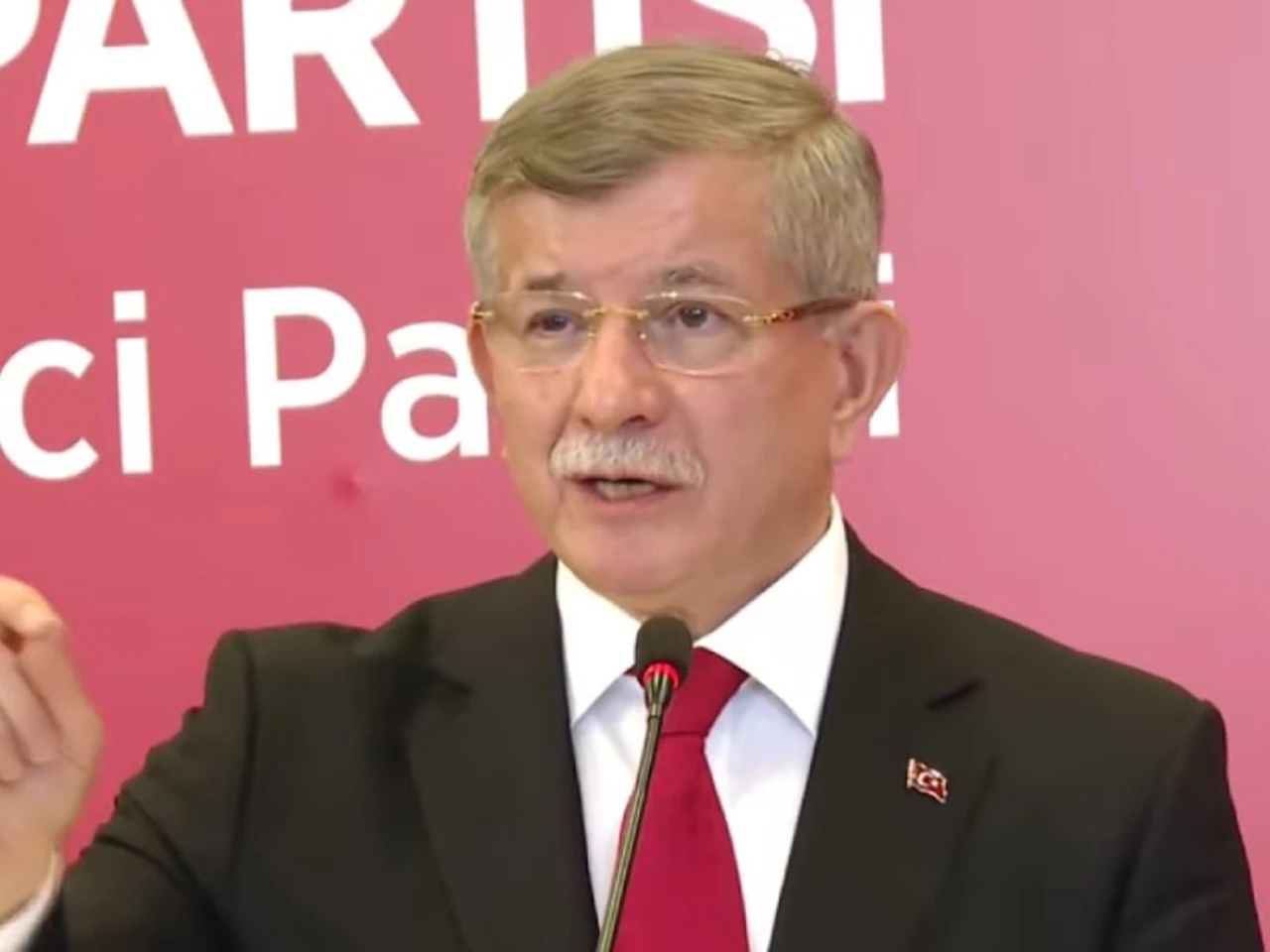 Davutoğlu'nun saçları sosyal medyayı karıştırdı