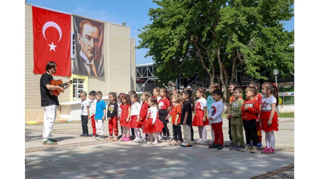 Efeler ilçesindeki çocuklar, 23 Nisan Ulusal Egemenlik ve Çocuk Bayramı'nı coşkuyla kutladılar