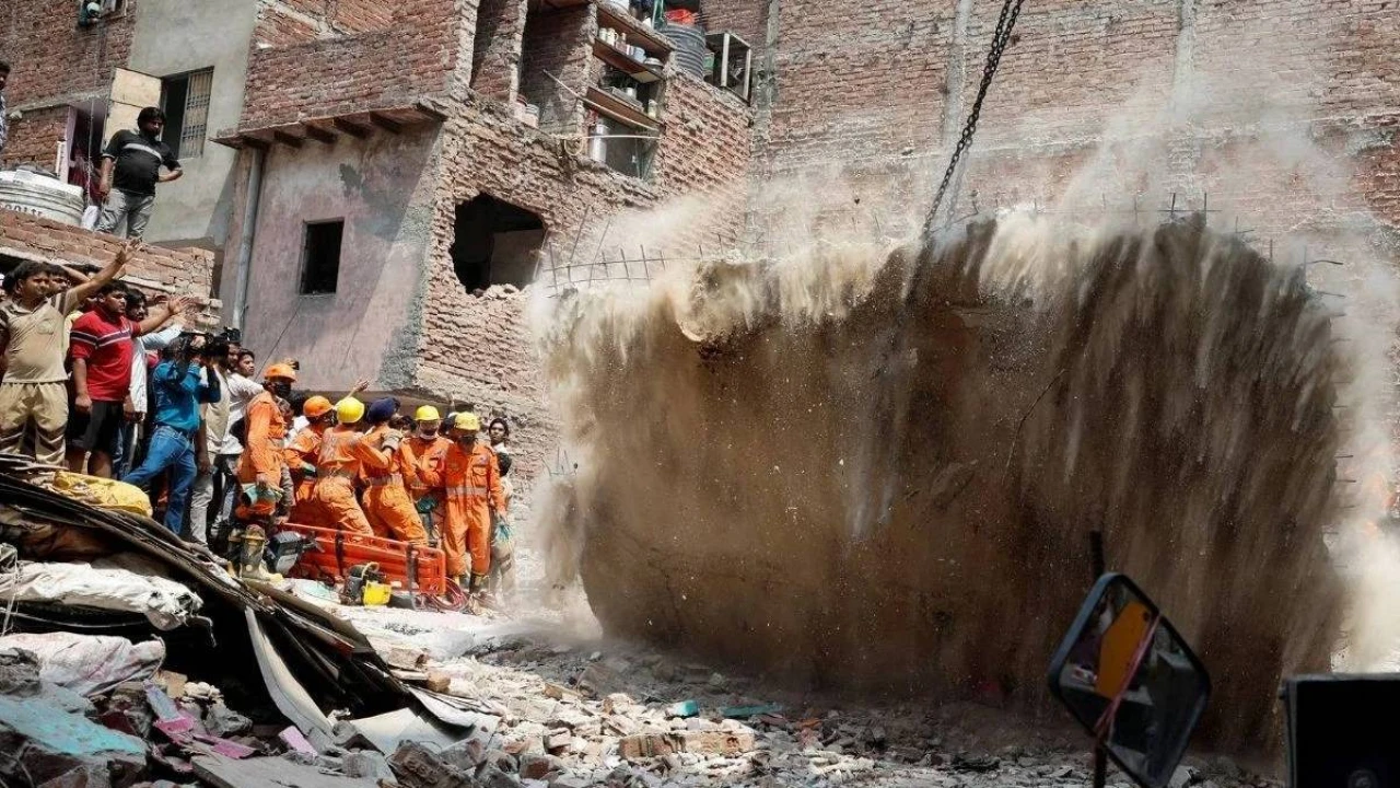 Hindistan'da 4 katlı binanın çökmesi sonucu ölenlerin sayısı 11'e yükseldi