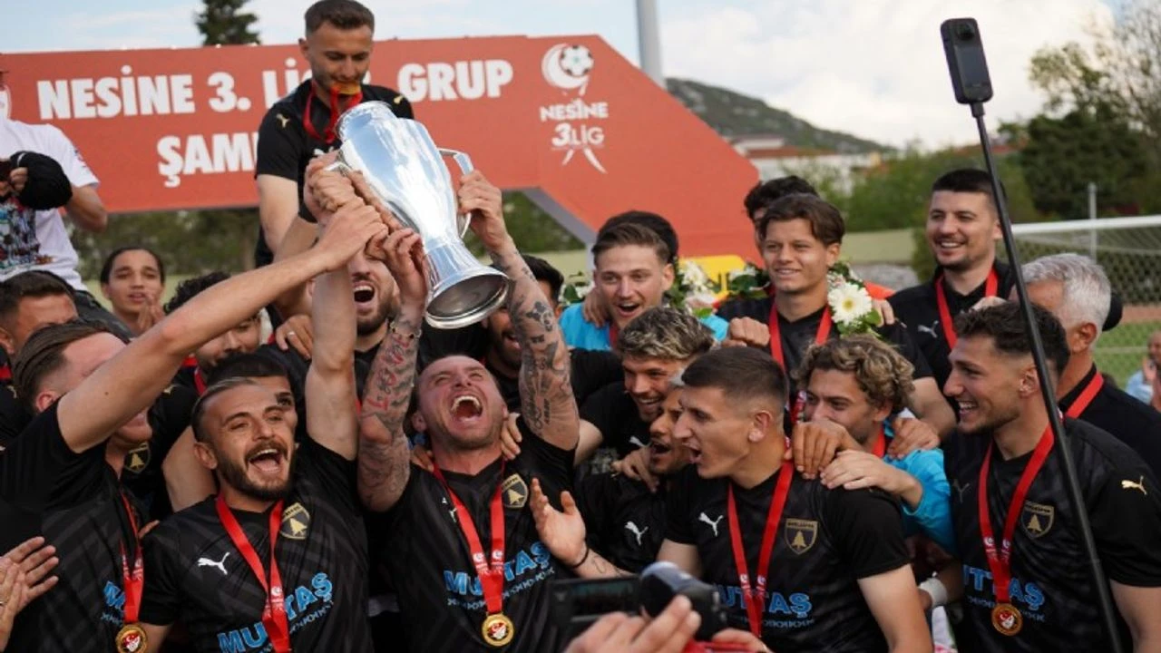 İzmir takımları 3. Lig'de şampiyonluk ve play-off başarılarını kutluyor