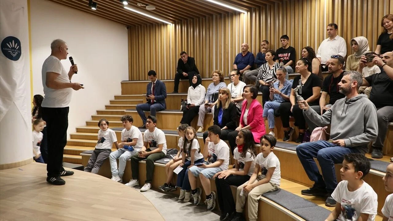 İzmir'den uzaya meraklı sorular: Öğrenciler, bir astronotla buluştu