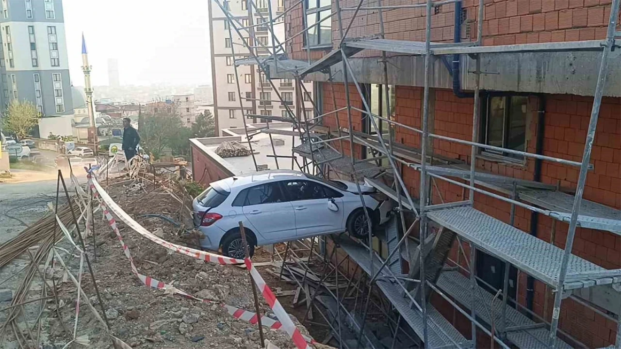Kartal'da Otomobil İnşaat Alanında Sıkışıp Kaldı, Kurtarma Operasyonu Başlatıldı