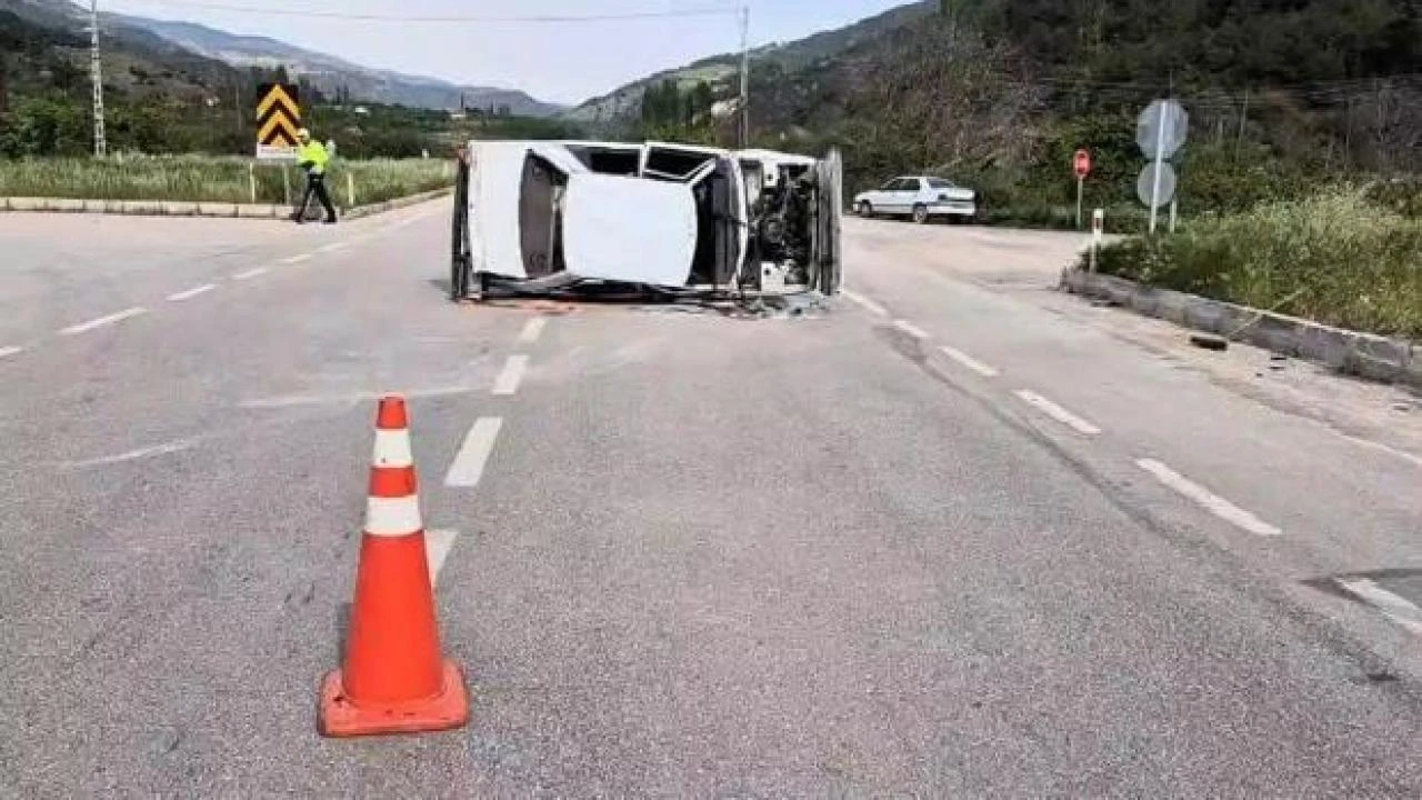 Köpeğe çarpmamak için manevra yapan araçtaki 3 kişi yaralandı