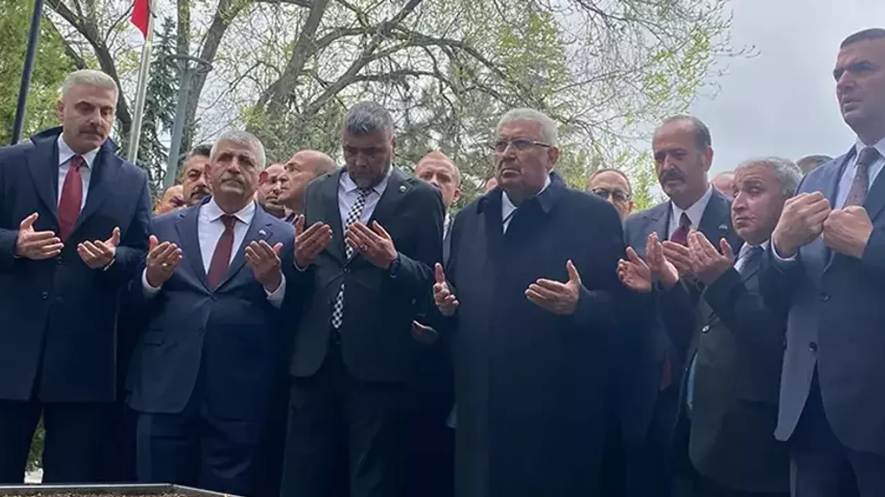MHP Başkanlık Divanı, Alparslan Türkeş'i mezarı başında andı: Bahçeli katılmadı