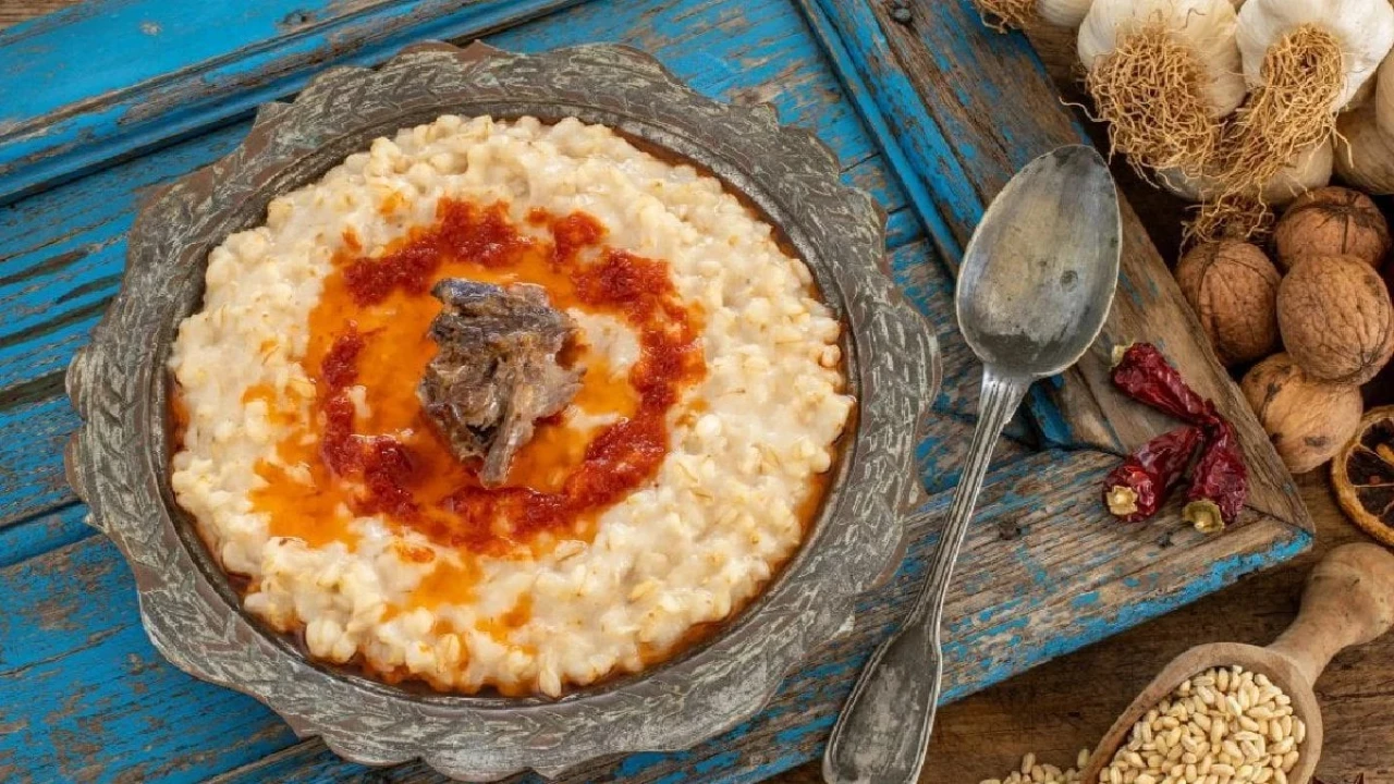 Kesinlikle seveni kadar sevmeyeni de var! Tutkunu olan asla vazgeçemiyor! Anadolu’nun eşsiz lezzeti keşkek tarifini paylaşıyoruz...