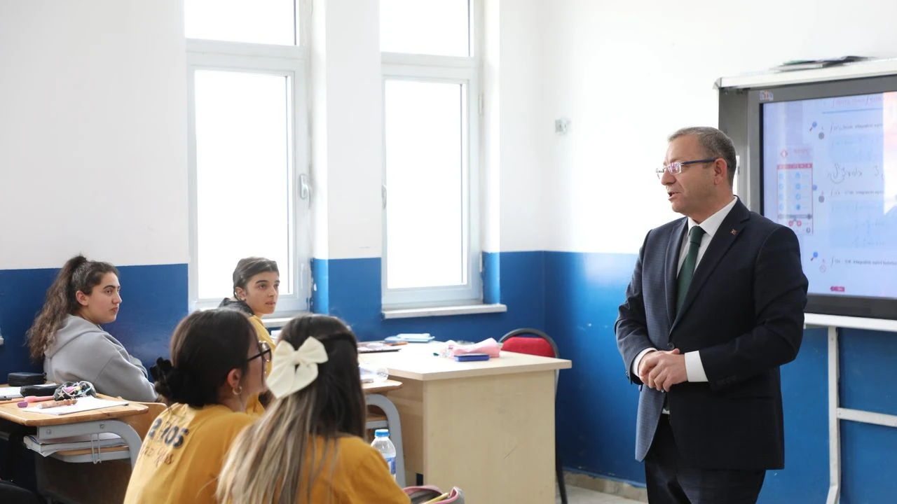 Vali Polat, okul ziyaretlerine hız kesmeden devam ediyor