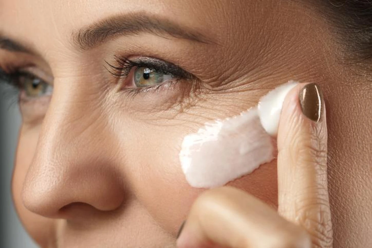 Diyetisyen ve Dermatologun Tavsiyeleriyle Genç Kalmanın Yolları! Uzmanlar, güneş kremi ve sağlıklı alışkanlıkların önemine vurgu yapıyor.