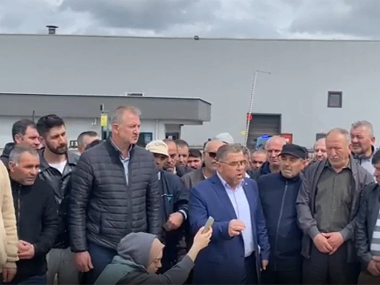 Yüzlerce kişinin çalıştığı fabrikada üretim durdu, işçiler tedirgin