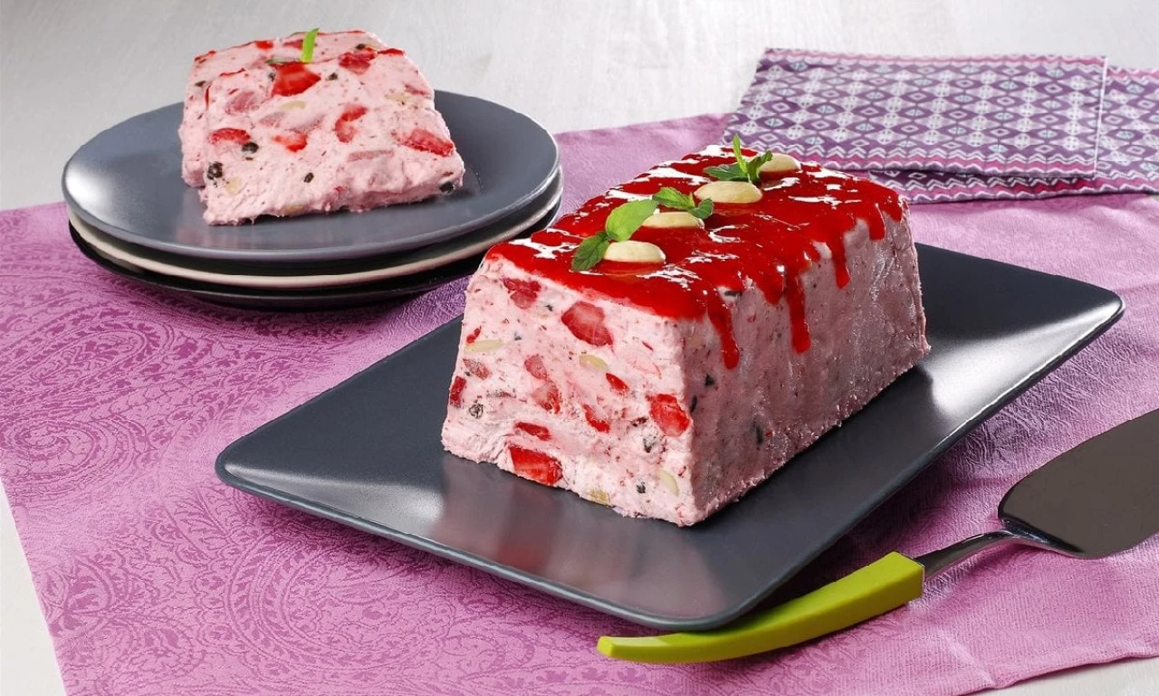 10 Dakikada Hazır: Lezzetli Çilekli Parfe Tarifi İle Tatlı Krizlerine Son! Herkes, Bu Tarifi Öğrendikten Sonra Mutfağa Koşuyor