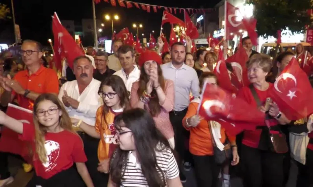19 Mayıs'ta İzmir'de Binlerce Kişi Fener Alayı Yürüyüşüne Katılacak!