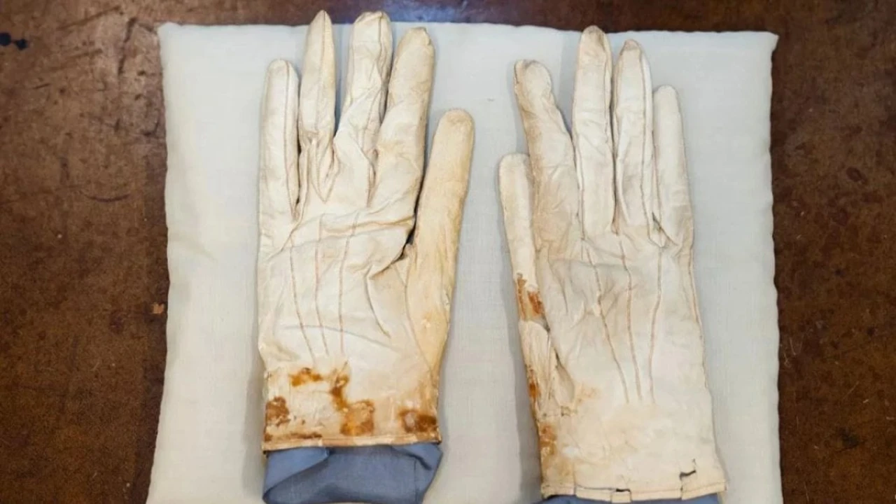 Abraham Lincoln'a ait kanlı eldivenler, 1,35 milyon euro karşılığında alıcı buldu!