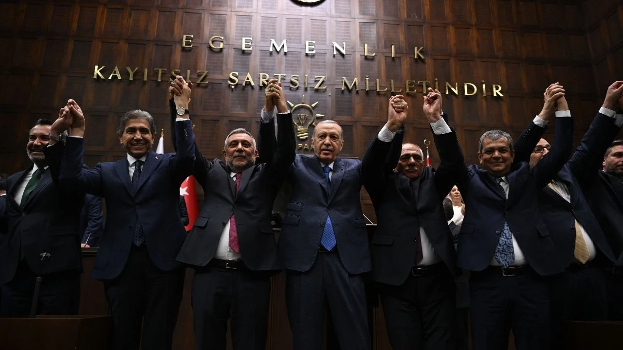 AK Parti'ye geçen belediye başkanları kim, hangi partiden?