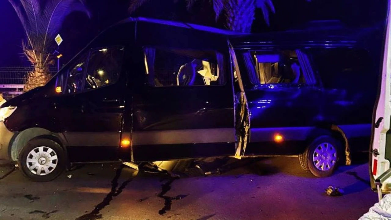Antalya'da Tur Minibüsü ile Otomobil Kaza Yaptı: 2 Kişi Hayatını Kaybetti, 7 Kişi Yaralandı