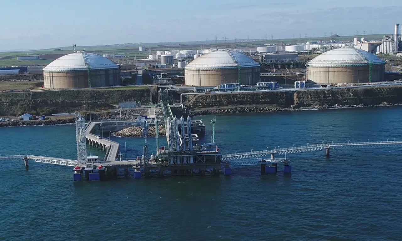 Avrupa'da Bir İlk! Türk Mühendislerinden Yüzen LNG Terminali Projesi Hayata Geçirildi - Enerji Haberleri