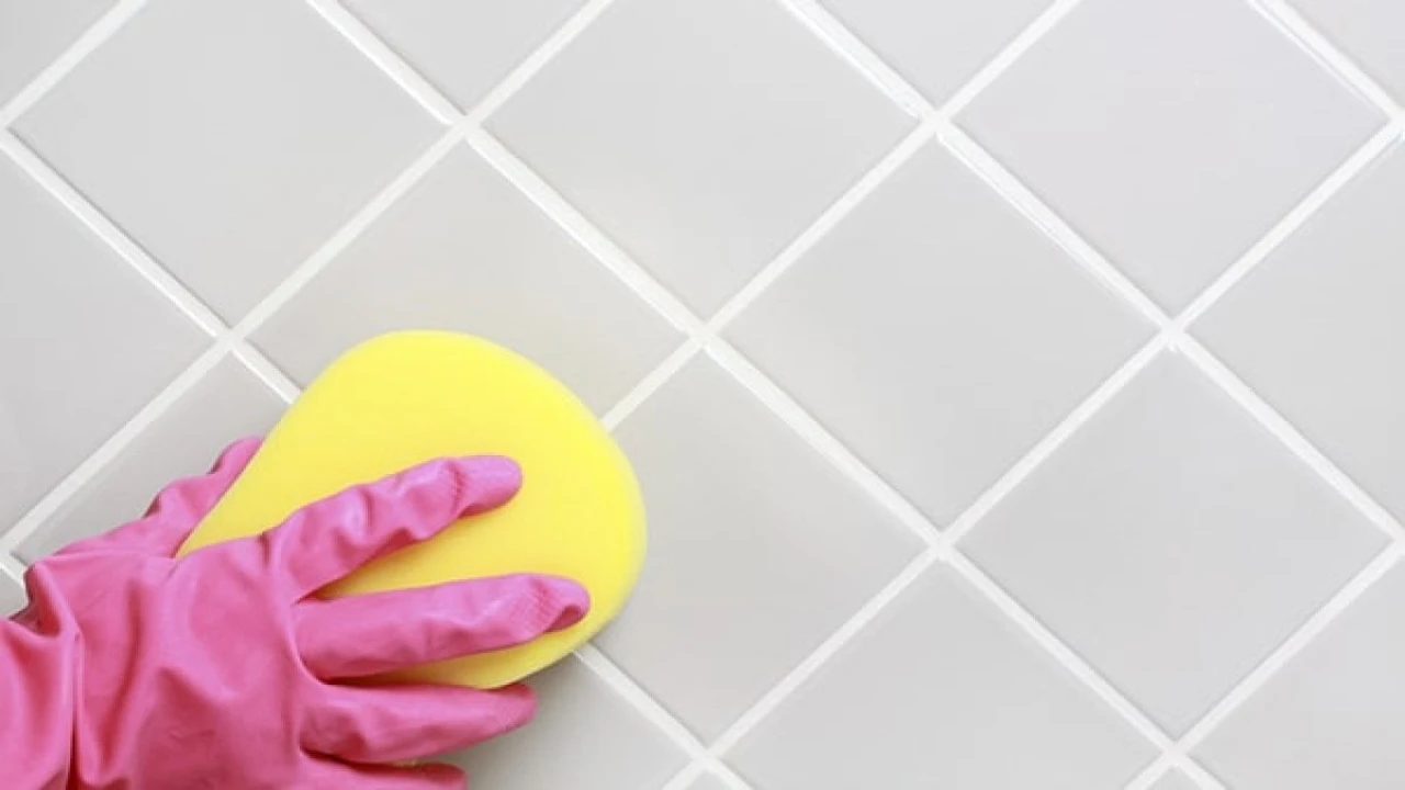 Banyo temizliğinde çığır açan yeni bir yöntem! Bu karışım sayesinde sararmış derz araları ilk günkü gibi parlıyor
