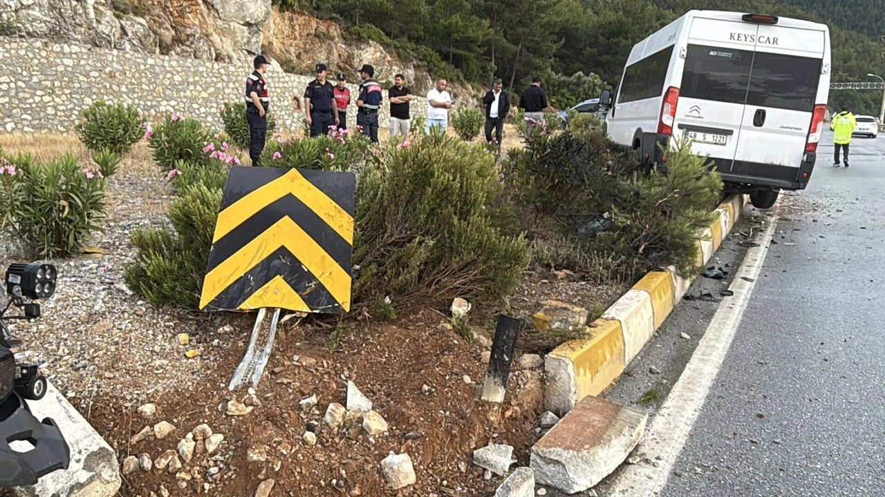 Bodrum'da personel servisi ile otomobil çarpıştı: 16 yaralı!