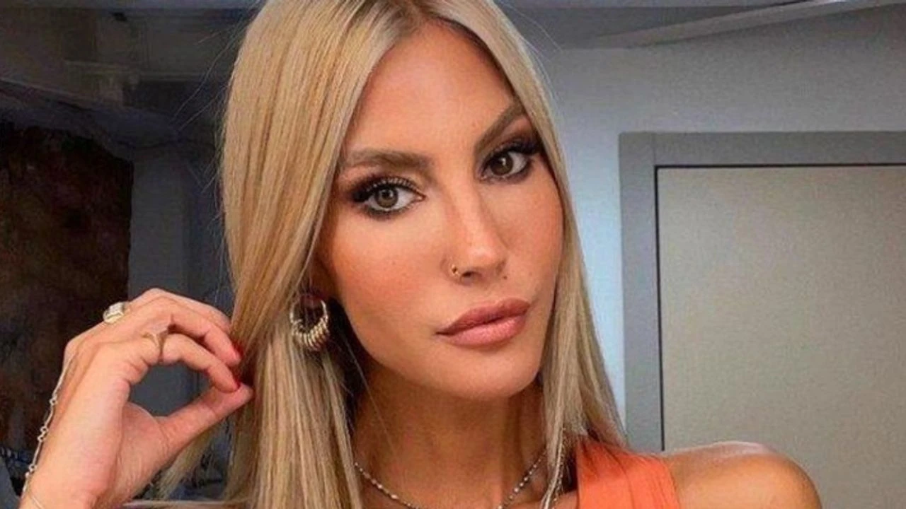 Çağla Şıkel'in yeni görünümü olay yarattı! Sosyal medyada "abartmış" yorumları art arda sıralandı.