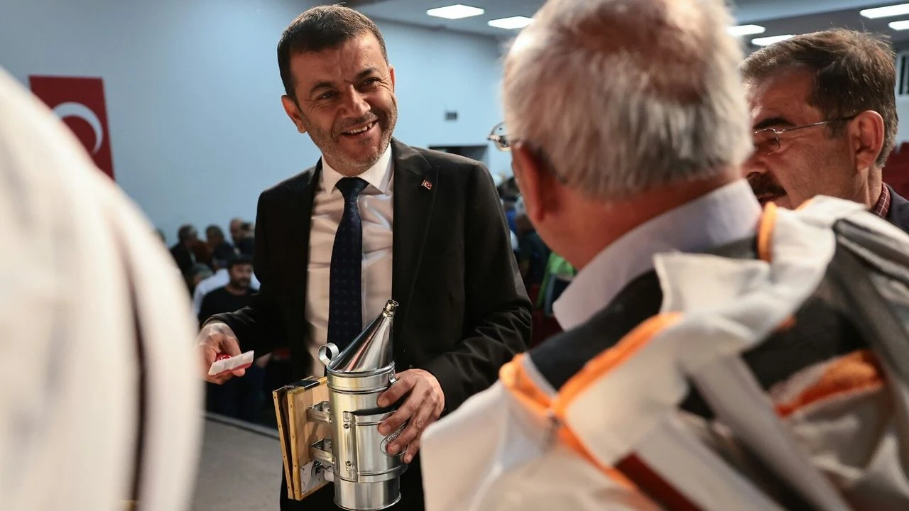 Denizli'de arıcılık sektöründe devrim niteliğinde yenilik! Kovanlara enerji, üreticiye destek sağlayan proje hayata geçirildi!