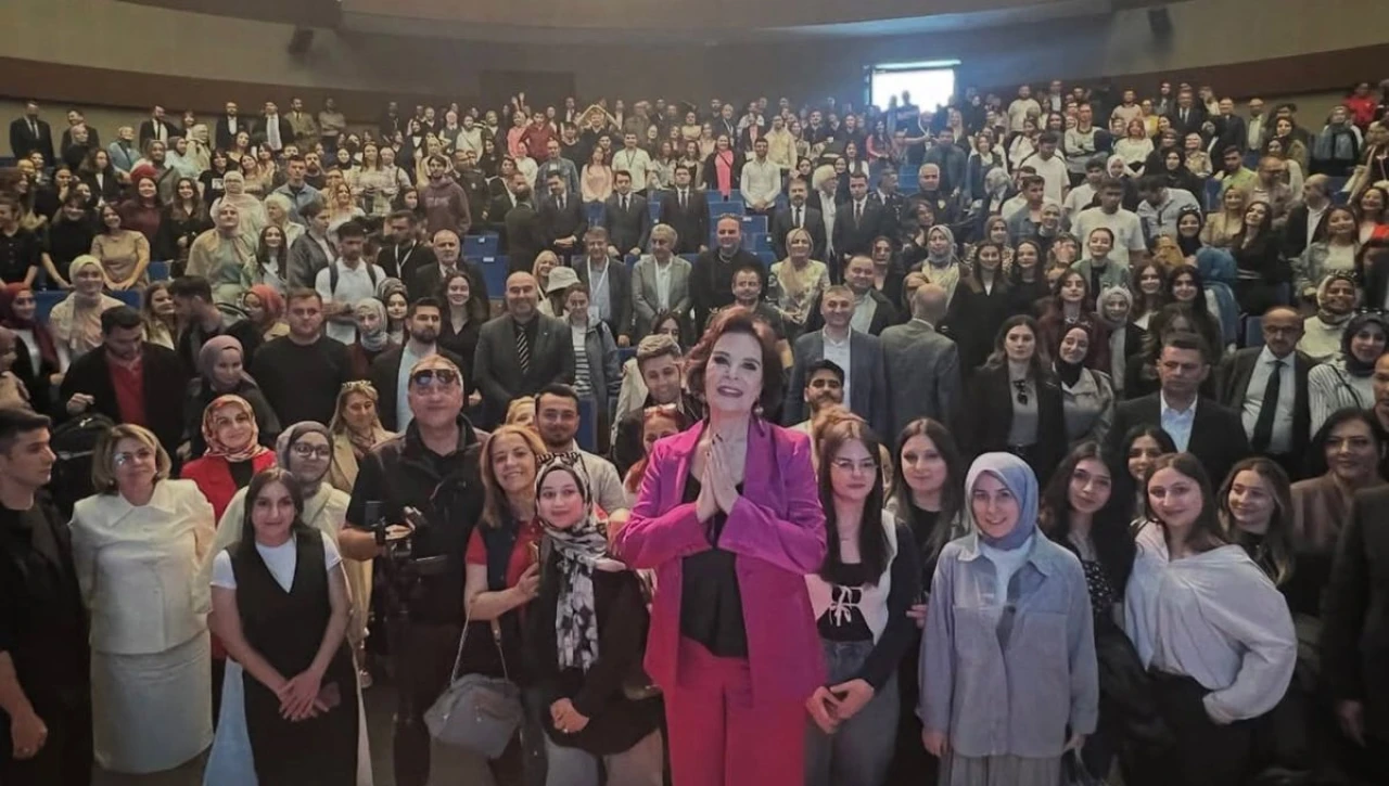 Hülya Koçyiğit’e ‘Yaşam Boyu Onur Ödülü’
