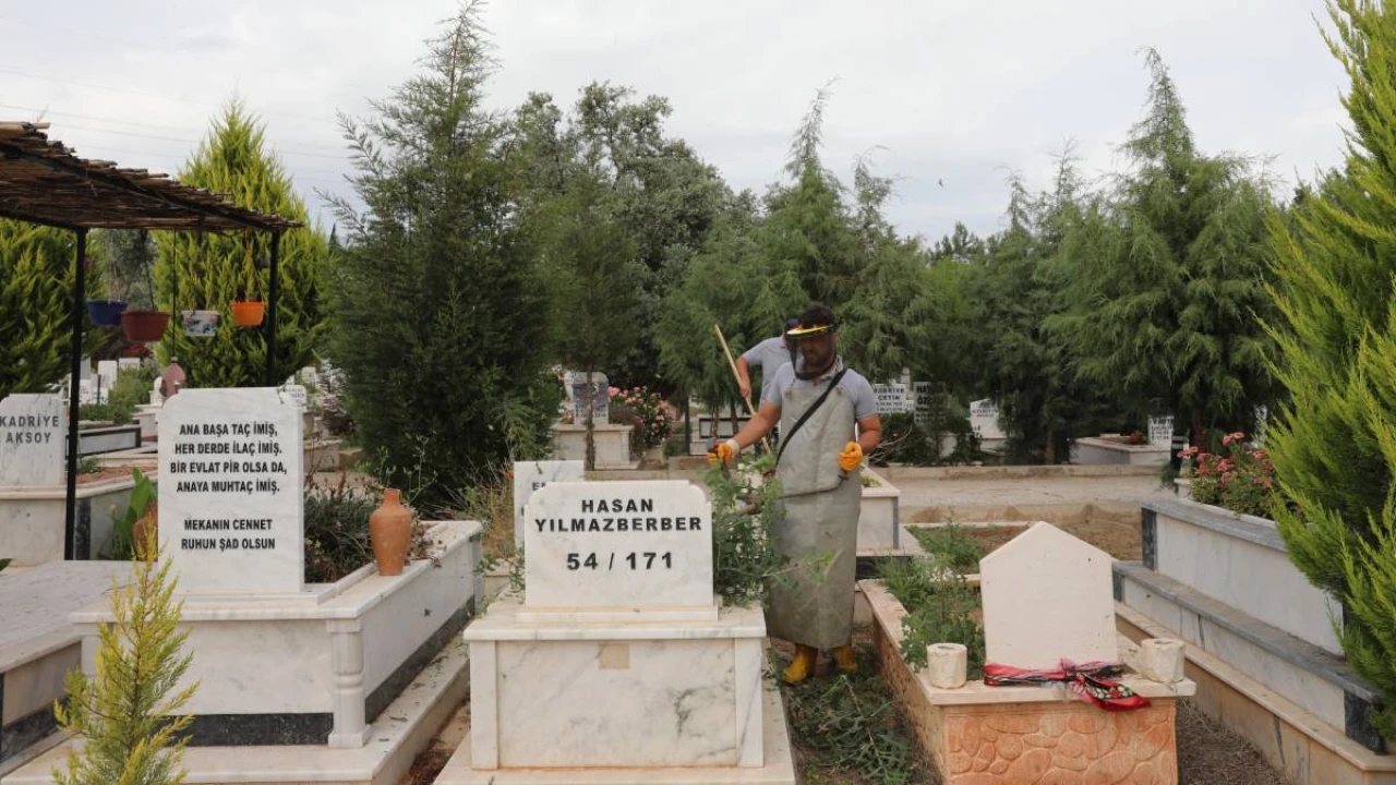 Efeler Belediyesi, Kabir Ziyaretlerini Huzurlu Hale Getirmek İçin Yoğun Mesai Harcıyor