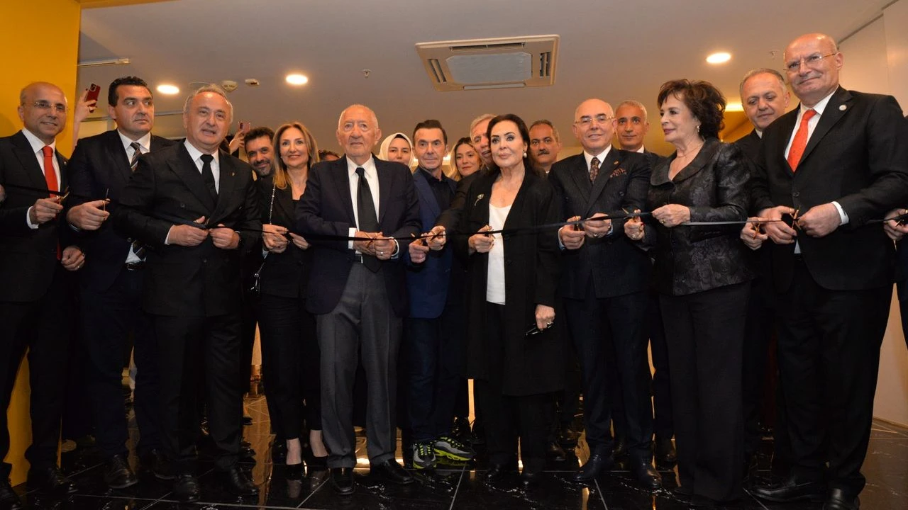 Ünlü sanatçı Filiz Akın'ın, sanatseverlere kapılarını açan Köksal Özel Sanat Koleksiyonu Salonu'nu ziyaret ettik