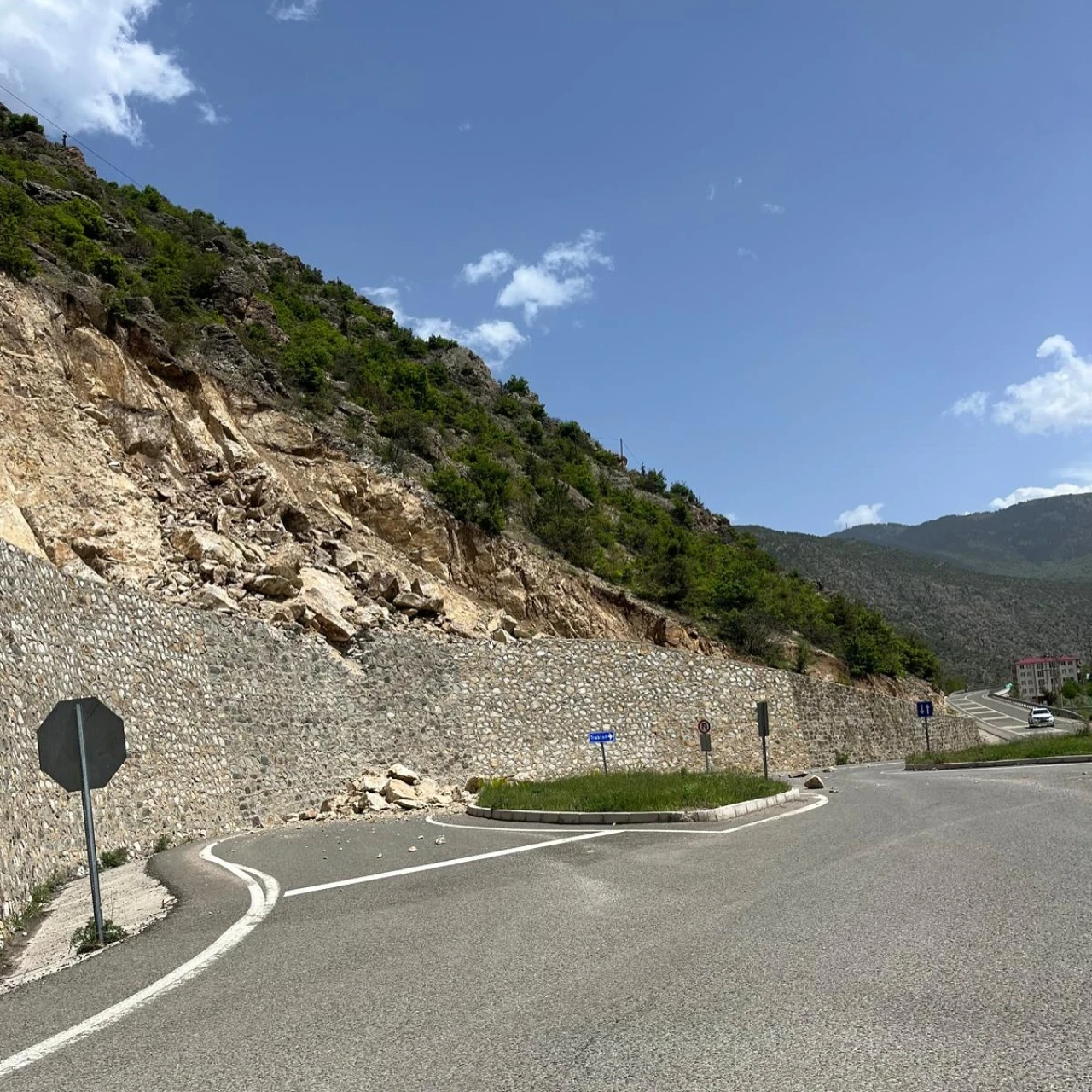 Gümüşhane'de Heyelan: Kaya Parçaları Yola Sürüklendi, Ulaşım Tedbir Amaçlı Kapatıldı