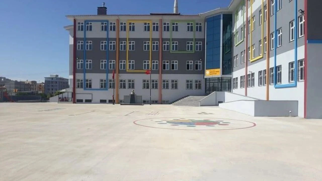 İzmir'de deprem mağduru okul, hurda karşılığında yıkılacak!