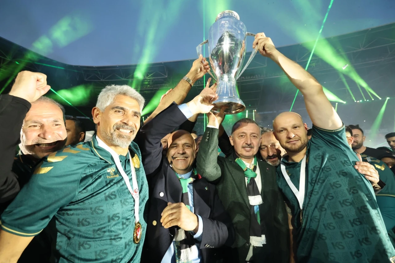Kocaelispor Süper Lig'e Yükseldi, Şampiyonluk Coşkusu Dorukta!