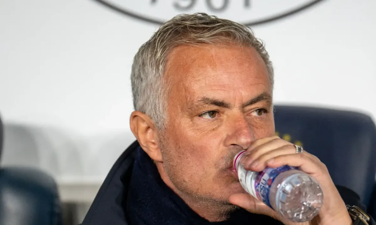 Mourinho Türkiye'de alay konusu oldu! İngilizler, Rams Park'taki pankartları başlıklarına taşıdı: The Special One Avrupa'da saveledi!