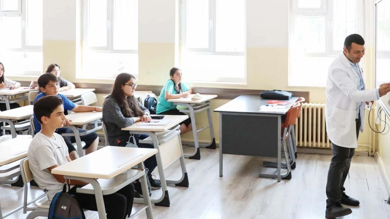 Okullar Ne Zaman Kapanacak? 2025 Karne Günü Belli Oldu!